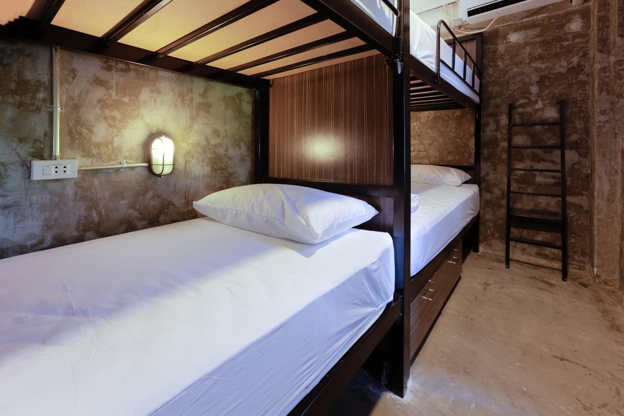 Revolution Hostel Asoke Bangkok Kültér fotó