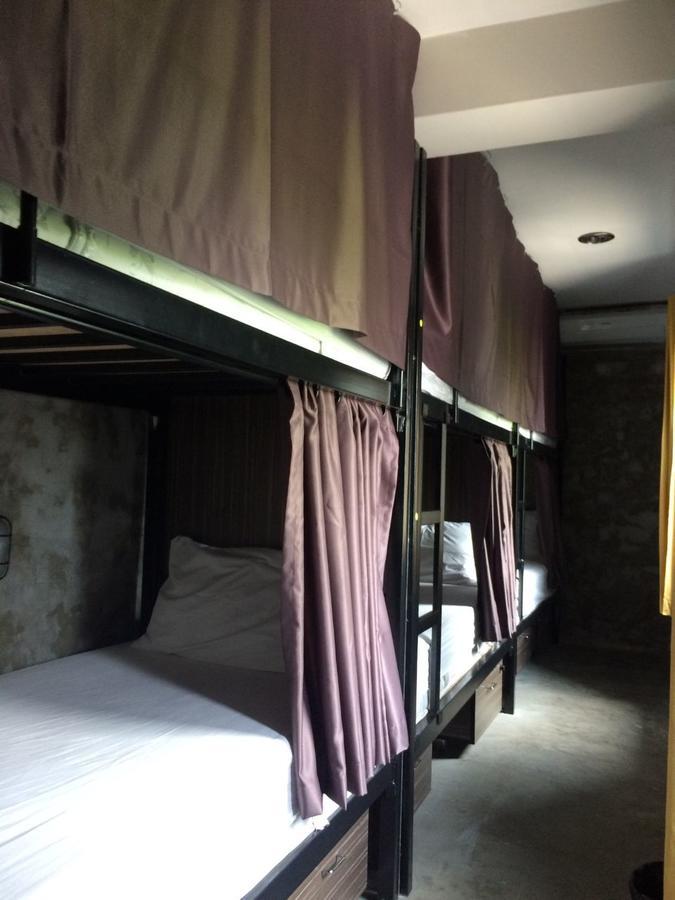 Revolution Hostel Asoke Bangkok Kültér fotó